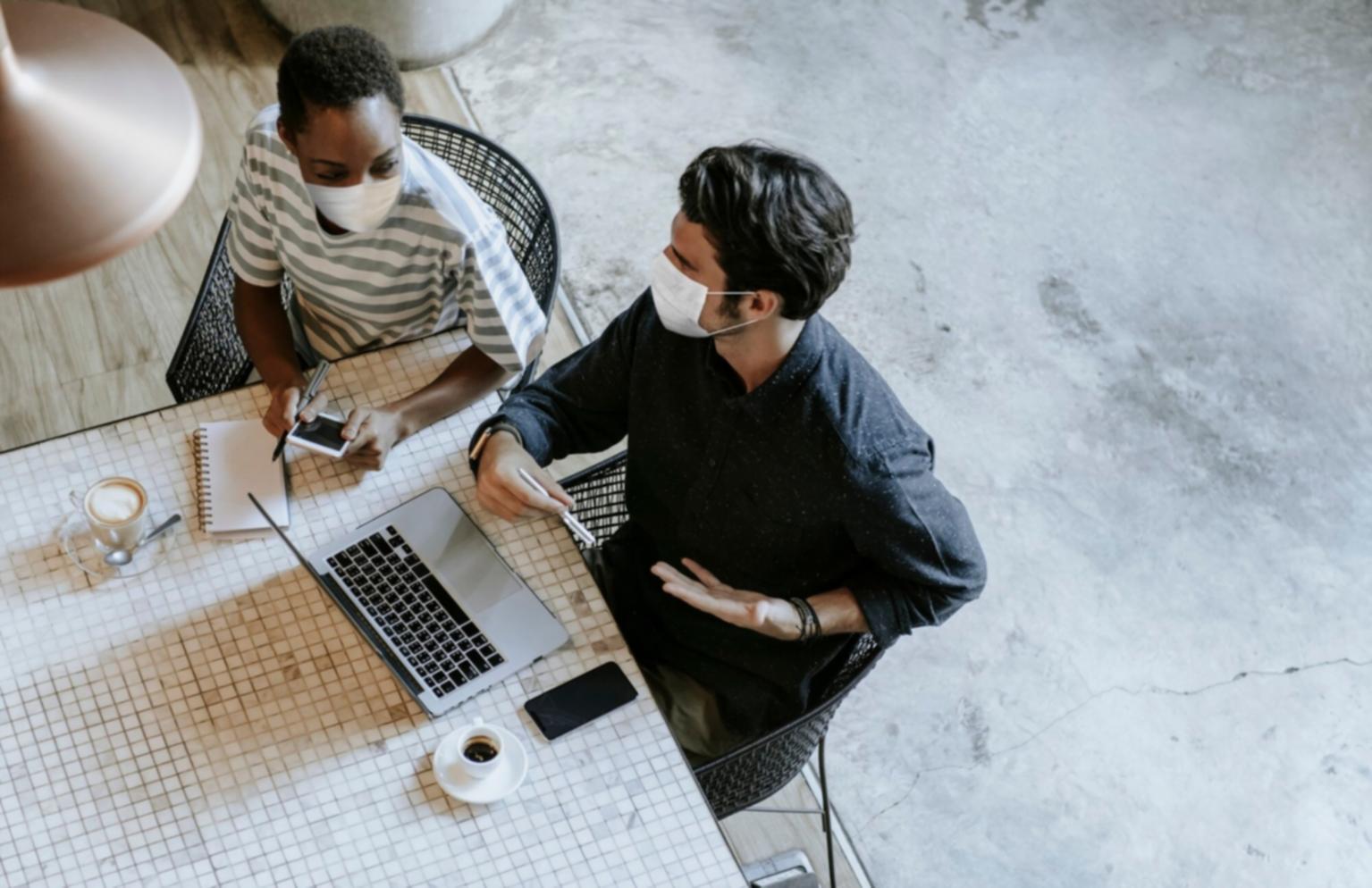 Bureau de conseil financier avec documents et calculatrice